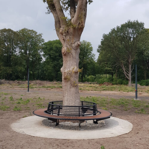 Grote ronde boombank Yuvar met rugleuning in ral 9005 (diepzwart). Eenvoudig te plaatsen. Diameter 3,4 meter. Voor het frame kunt u een standaard ral kleur naar keuze kiezen.